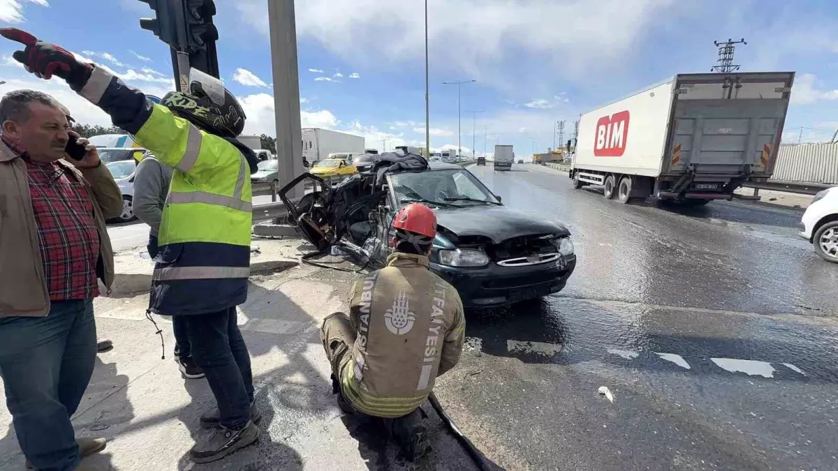 Arnavutköy'de Kaza: 2 Kişi Yaralandı