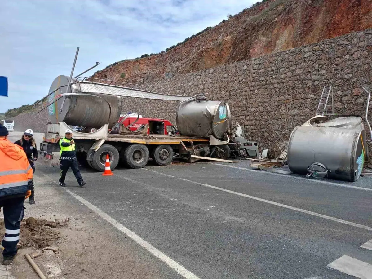 Balıkesir'de Trafik Kazası: Süt Tankeri Şoförü Hayatını Kaybetti