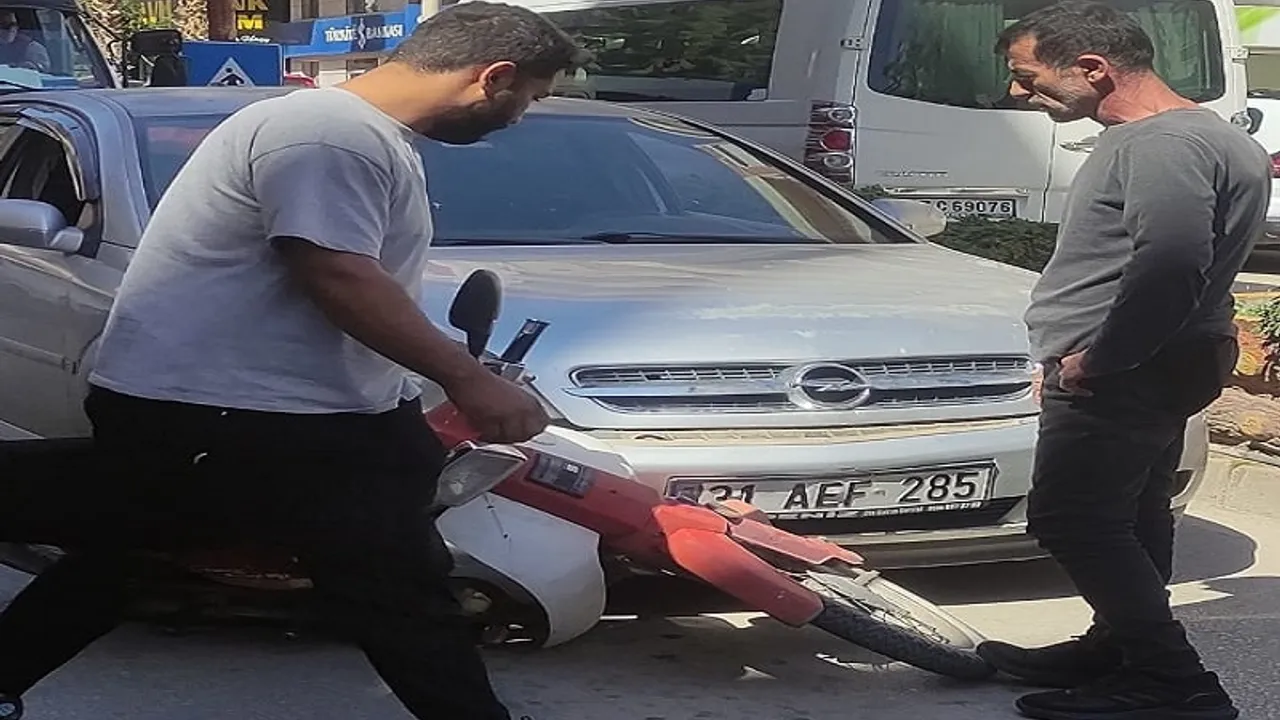 Antalya Kumluca'da maddi hasarlı trafik kazası