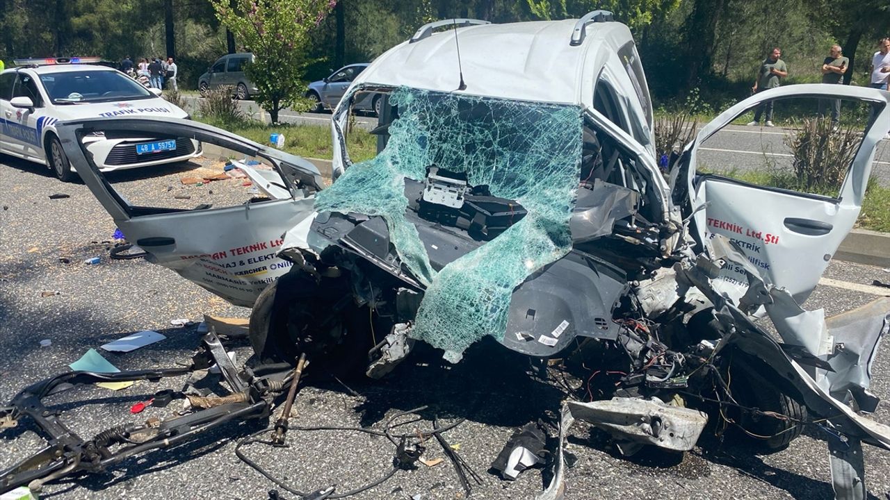 Muğla Marmaris’te Zincirleme Trafik Kazası: 2 Kişi Hayatını Kaybetti, 2 Kişi Yaralandı