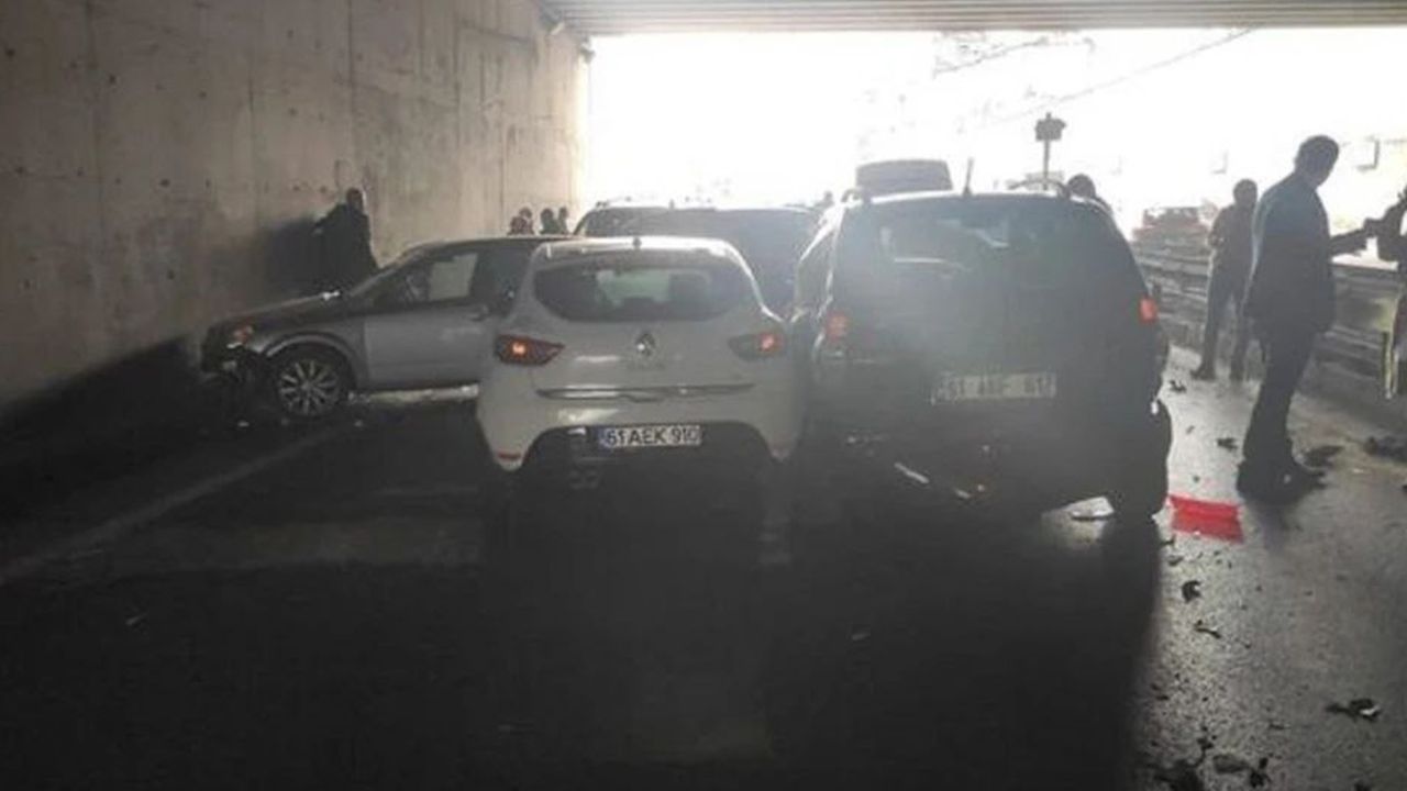 Zincirleme trafik kazası: 25 araç birbirine girdi, 12 yaralı