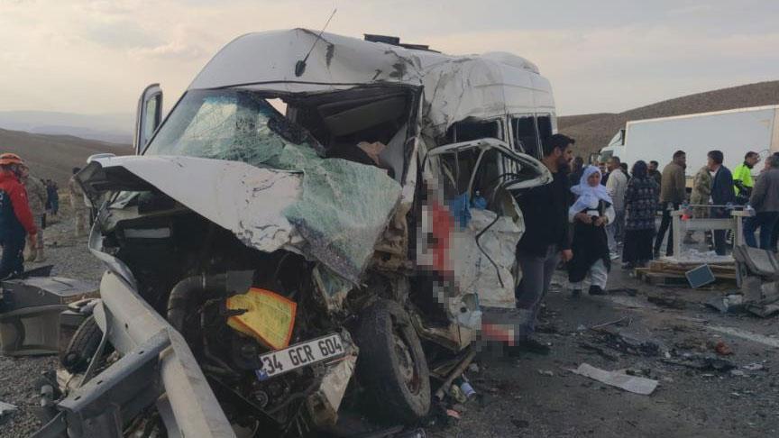SON DAKİKA TRAFİK KAZASI HABERLERİ: Van’da korkunç kaza! 6 kişi öldü, 8 kişi yaralandı