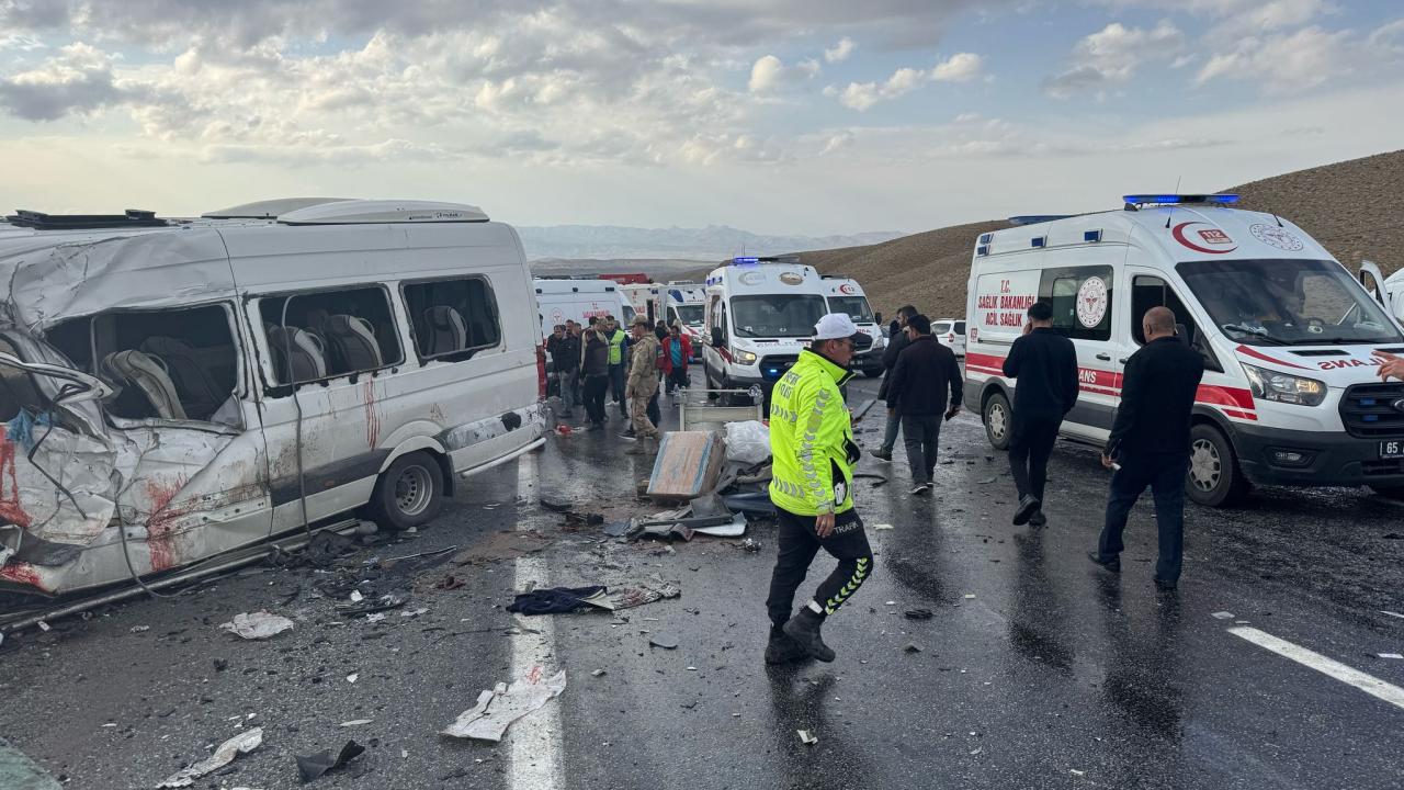 Van'da minibüsle kamyonet çarpıştı: 6 ölü