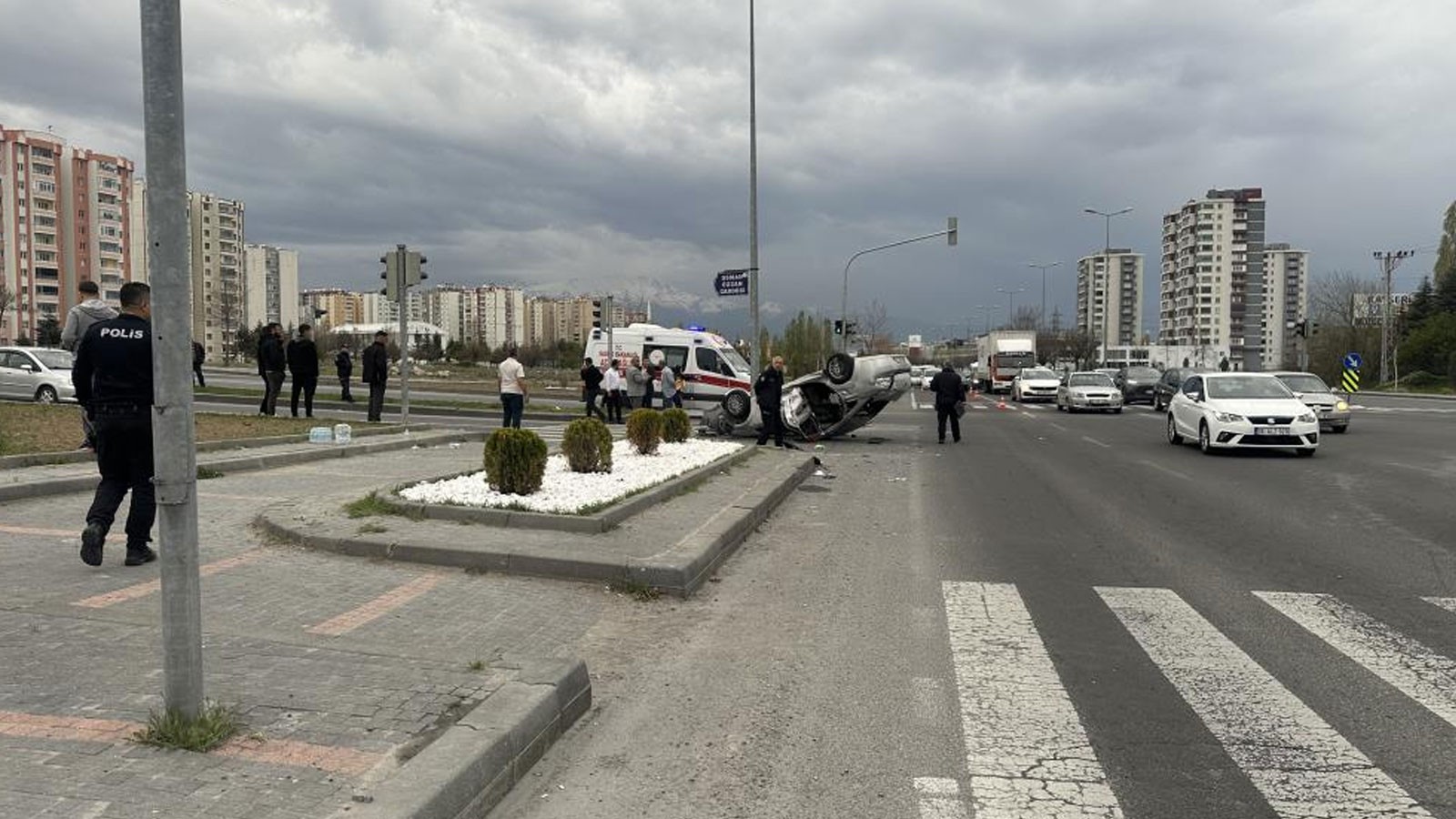 Kayseri'de kaza! Belediye otobüsü ile otomobil çarpıştı: Çok sayıda yaralı var