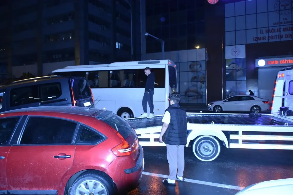 İzmir'de Trafik Kazası: 1 Yaralı