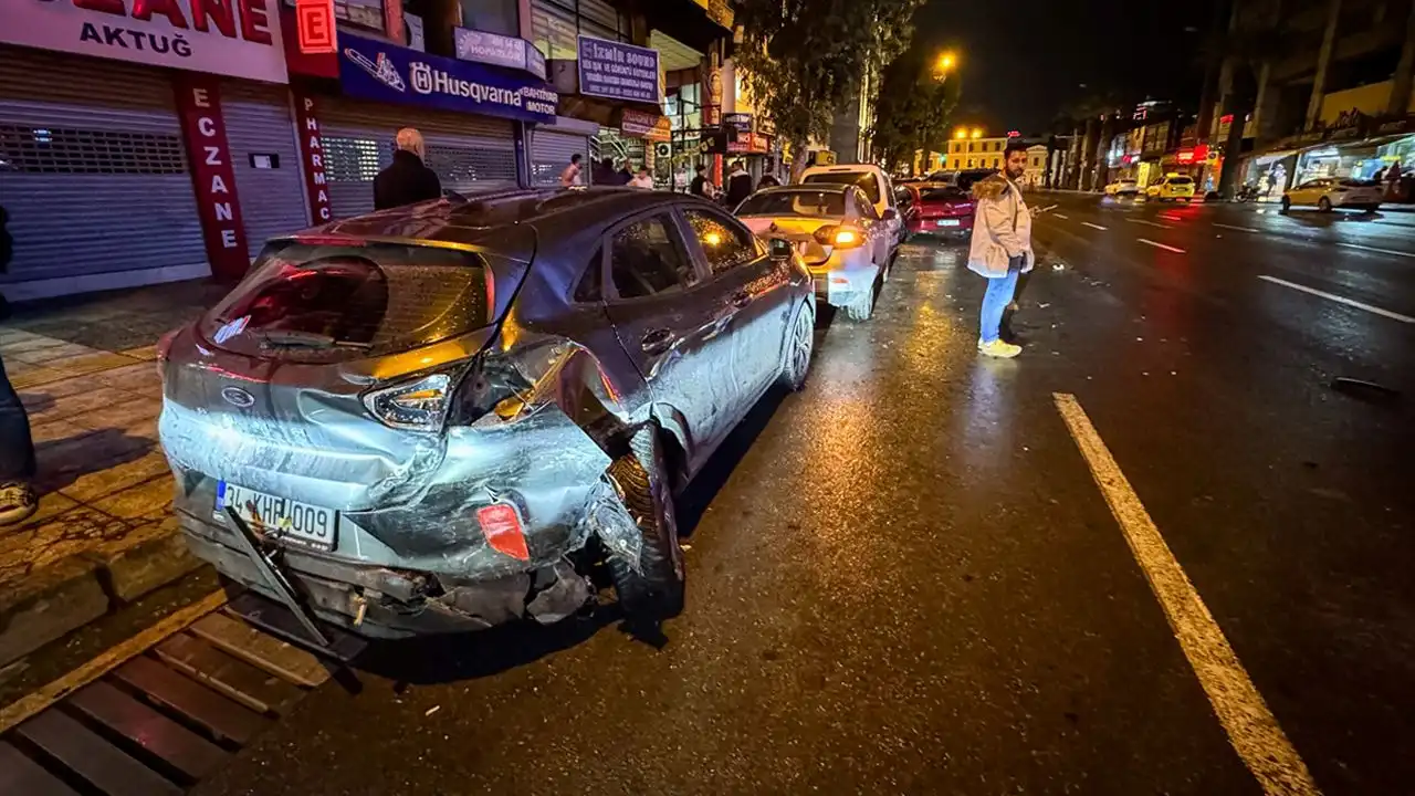Konak'ta trafik kazası: Park halindeki araçlara çarptı, 2 kişi yaralandı.