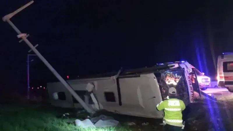 Kritik kaza! Devrilen otobüste çok sayıda yaralı var.