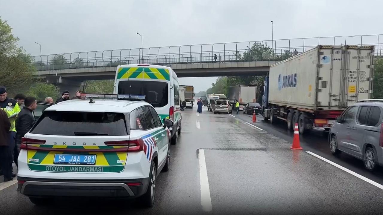 Otoyolda ardışık kazalar: Uzun trafik yoğunluğu var