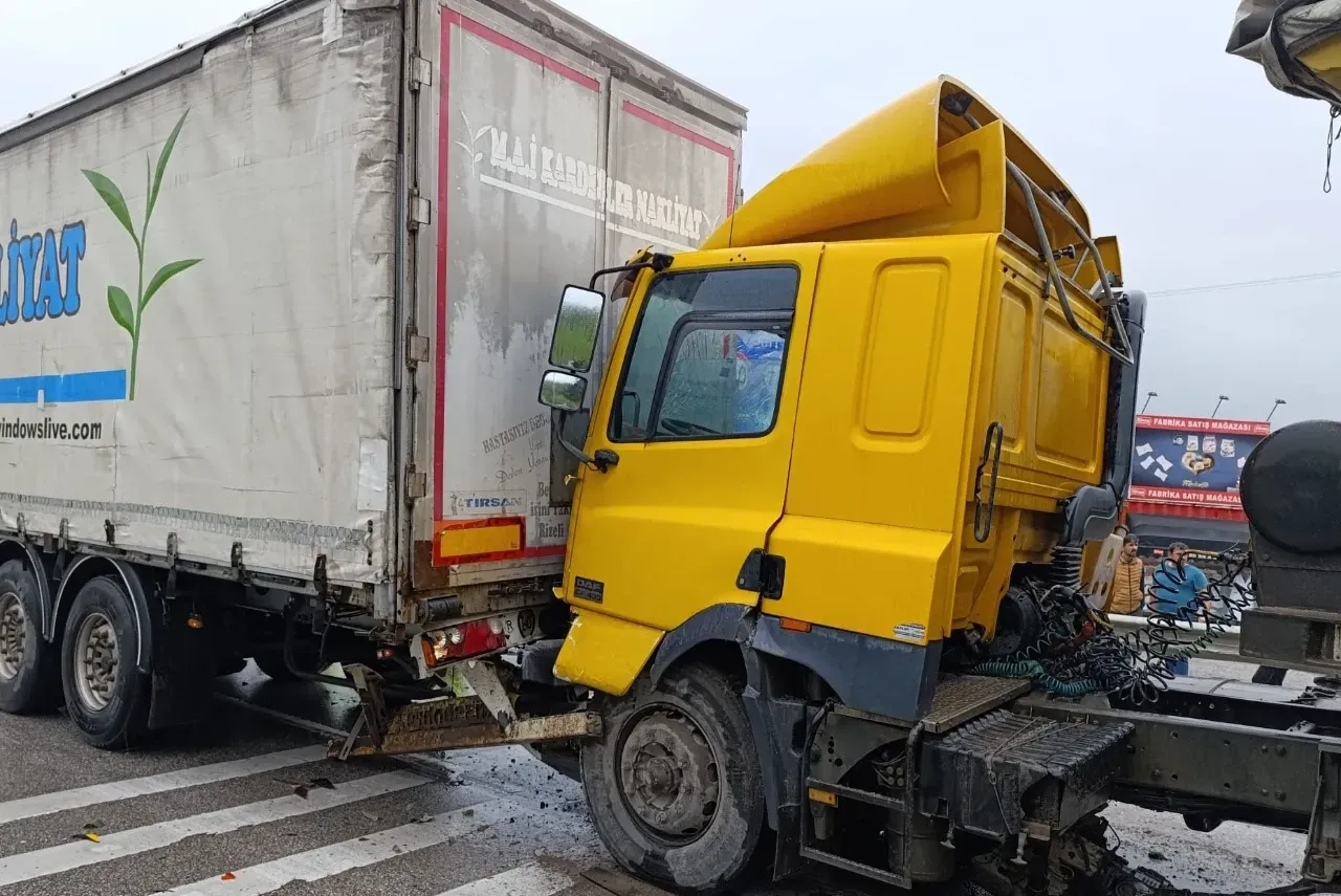Zincirleme kaza: Sakarya'da D-100 yolunda yaralanan bir kişi var.