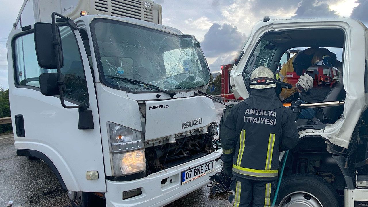 Antalya'da zincirleme kaza sonucunda kamyonette sıkışan sürücü, itfaiye ekipleri tarafından kurtarıldı.