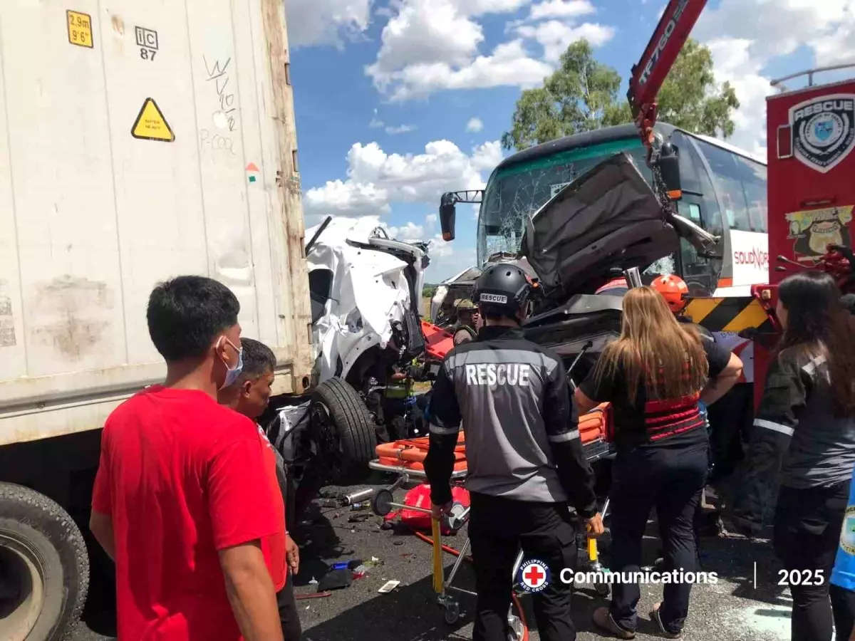 Filipinler'de Yolcu Otobüsü Kazasında 10 Ölü, 30 Yaralı