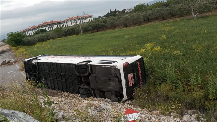 Manisa'da otobüs kazasında 16 kişi yaralandı.