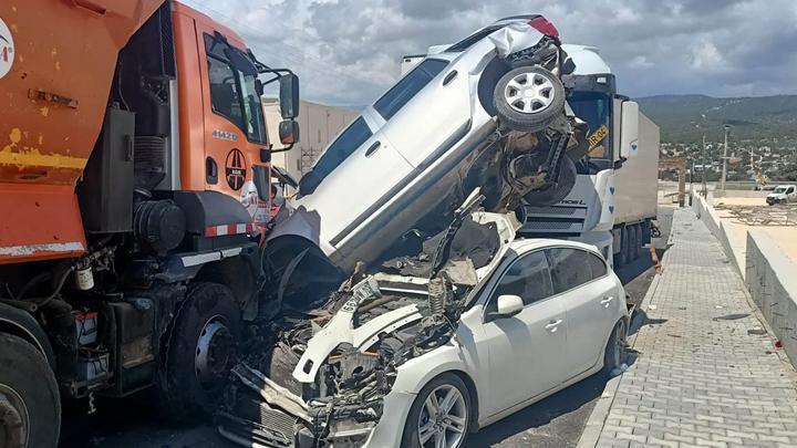 Mersin'de kaza tehlikeli bir şekilde önlendi! Kamyon çarpma riski yarattı ve 15 araca zarar verdi.