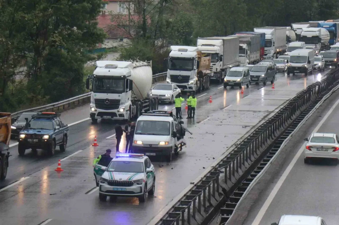 Sakarya'da Anadolu Otoyolu'nda 4 saat içinde 7 ayrı trafik kazası yaşandı.