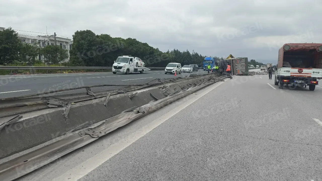 Trafik kazası nedeniyle otoban kilitlendi.