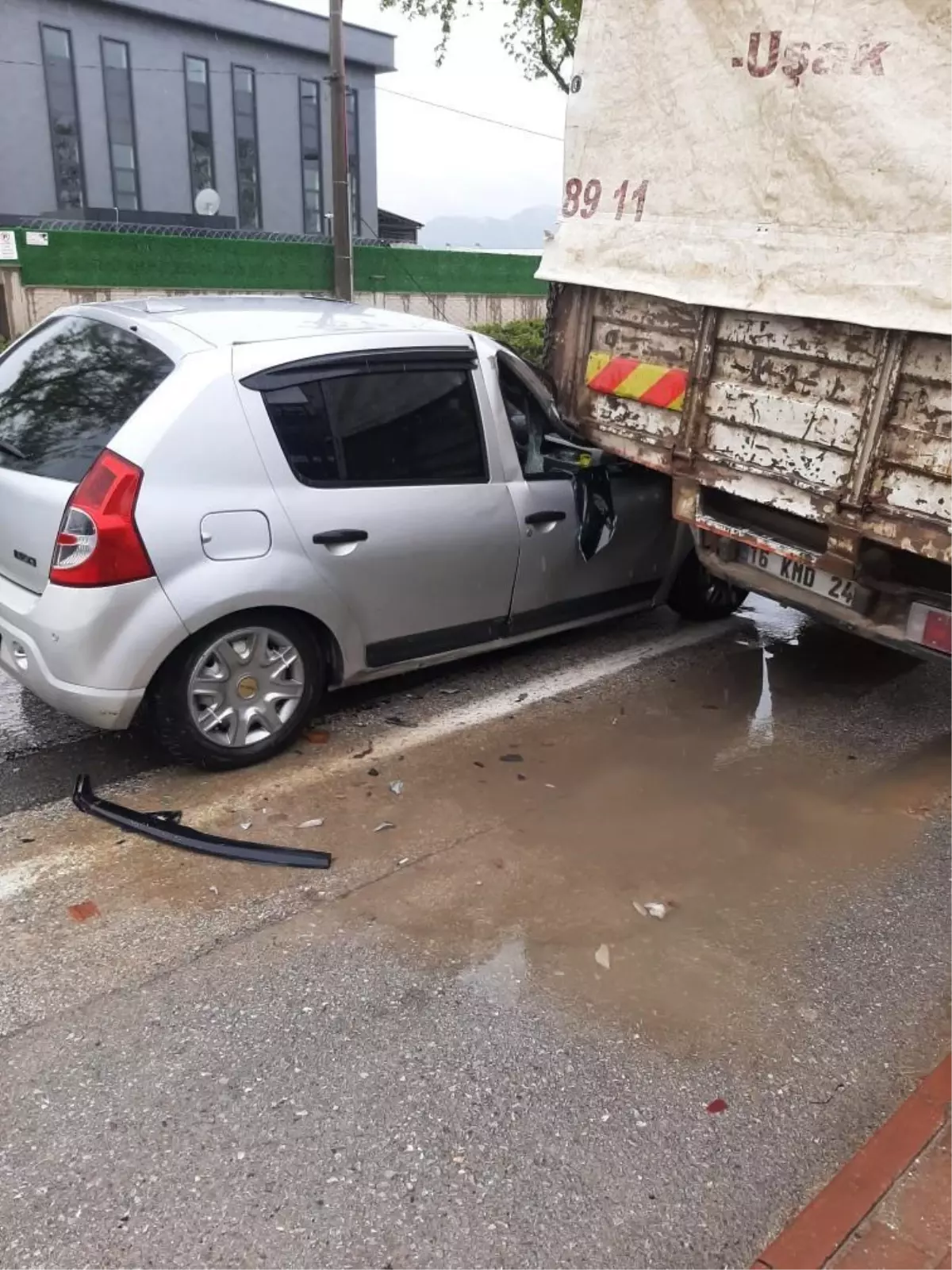 Yağmur Sebebiyle İnegöl'de Kaza: Sürücü Yaralı