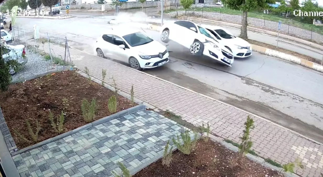 Adıyaman'da Park Halindeki Araçla Çarpışan Otomobil Zincirleme Kaza Yaptı
