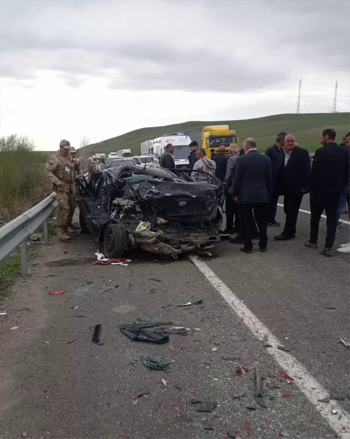 Ağrı'da korkunç trafik kazası: 2 kişi hayatını kaybetti, 8 kişi yaralandı.