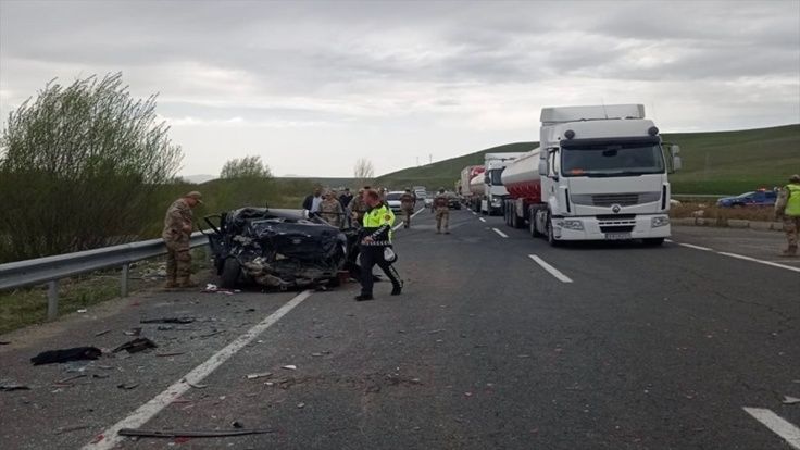 Ağrı'da trafik kazasında 2 kişi yaşamını yitirdi, 8 kişi yaralandı.
