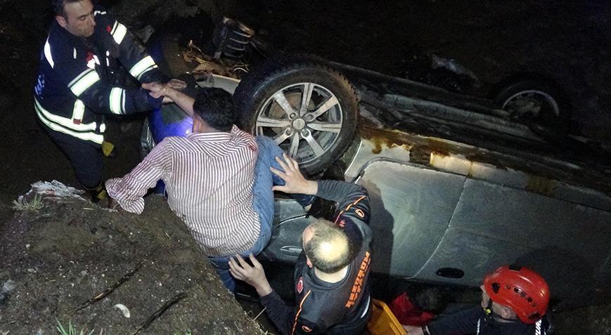 Araç dereye uçtu, 3 kişi yaralandı!