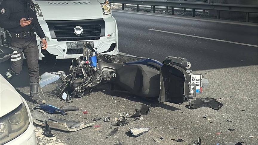 Başakşehir'de motosiklet sürücüsünün neredeyse ölümden kurtulduğu kaza anı kameralara yansıdı.