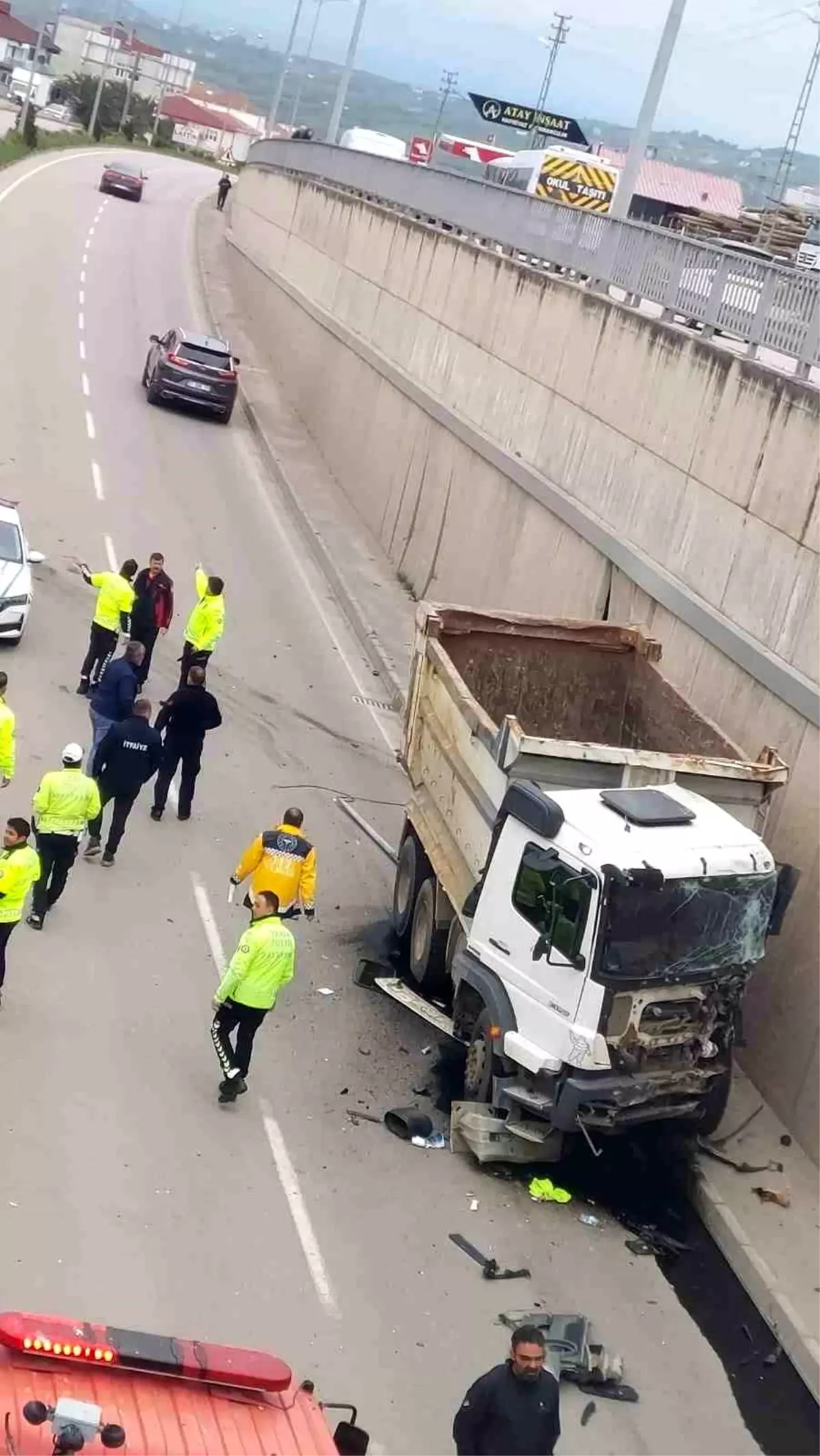 Sinop'ta Kaza: Kamyon Duvara Çarptı, Sürücü Yaralı