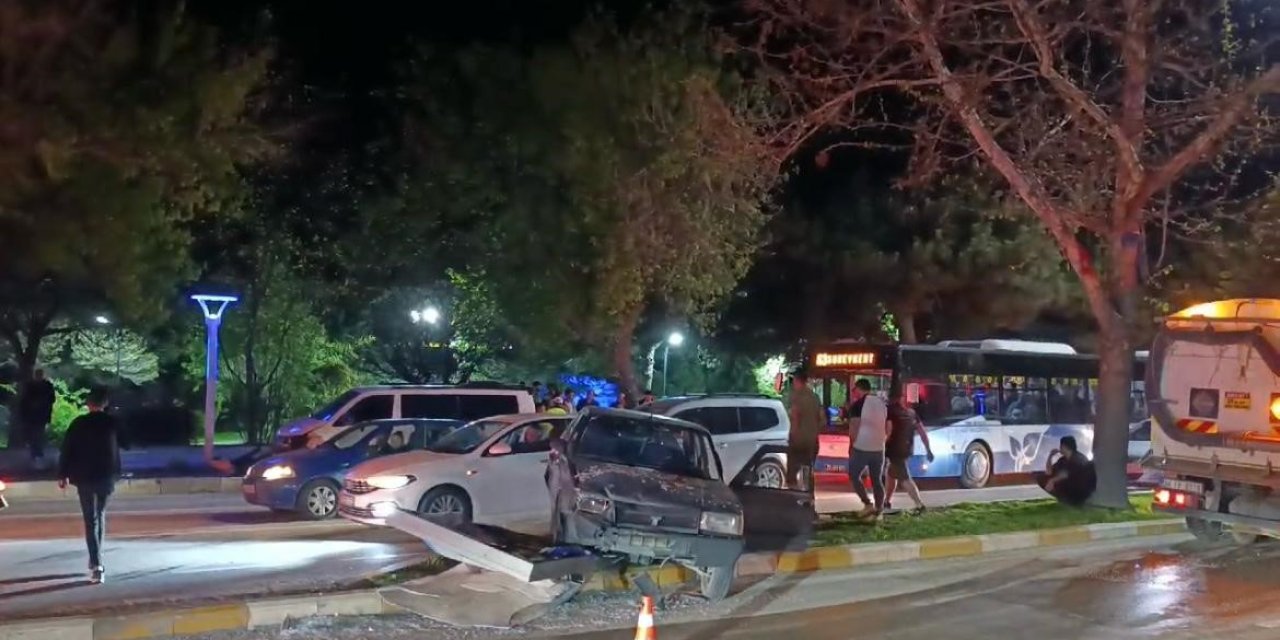Elazığ'da ardışık trafik kazası: 2 kişi yaralı.