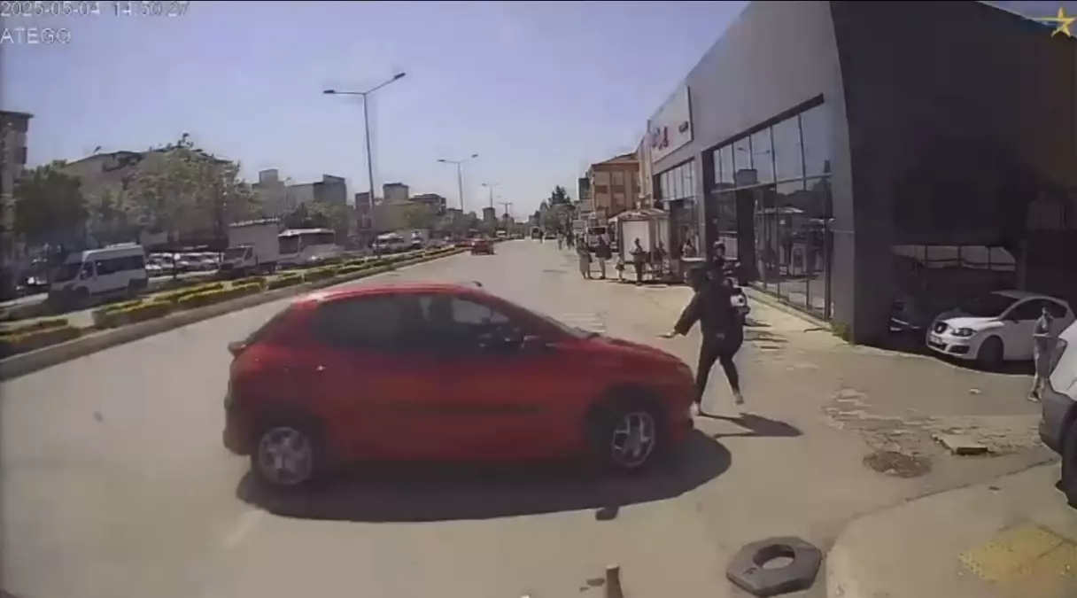 Ataşehir'de trafik çarpışmasında kadın yaralandı.
