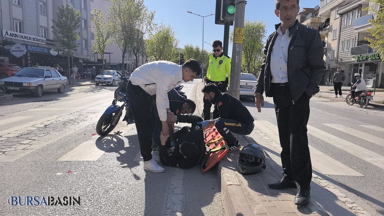 İki genç İnegöl'de motosiklet kaza geçirdi, yaralılar.