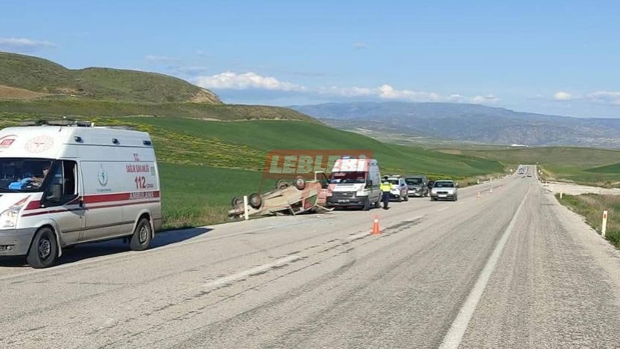 Lastik patlaması sonucu araç devrildi: 4 kişi yaralı.