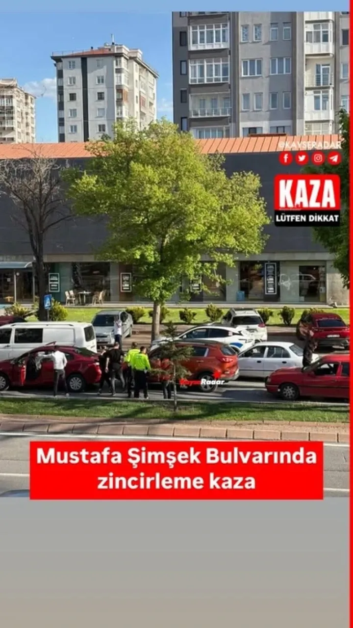 Mustafa Şimşek Bulvarında ardışık araç çarpışması yaşandı.