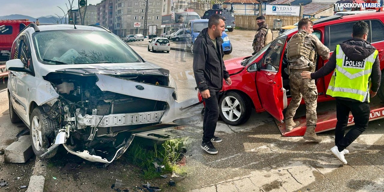Yüksekova'da iki araç çarpıştı, 1 kişi yaralandı.
