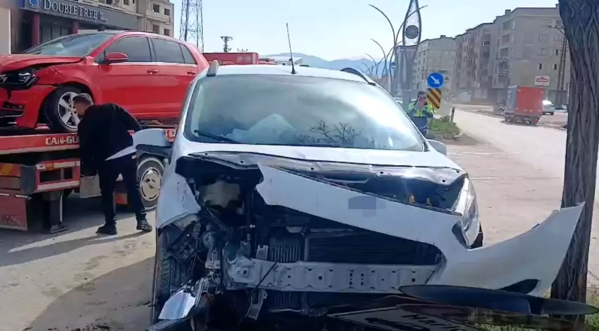 Yüksekova'da Kaza: İki Sürücü Yaralı