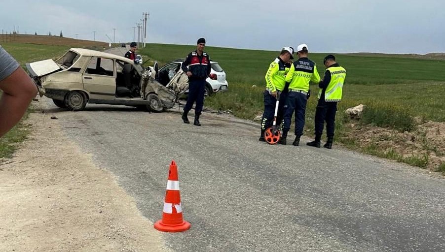 Annesini ziyaret etmek için yola çıktı, kaza sonucu vefat etti.