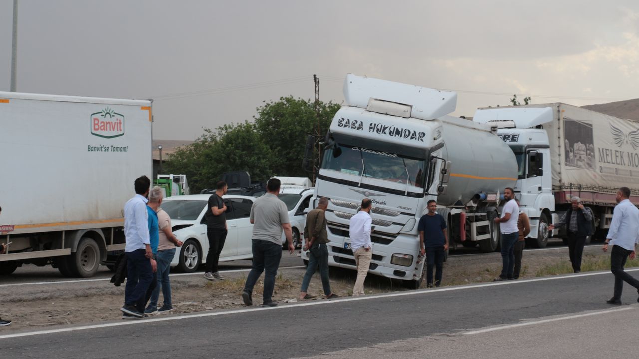 Şırnak'ta ardışık trafik kazası yaşandı.