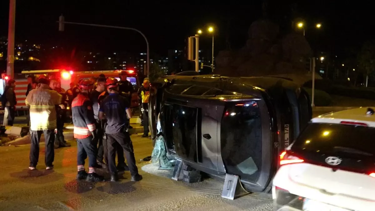 Trafik Kazası: İzmir'de Takla Yapan Araç, Trafik Lambasına Çarptı