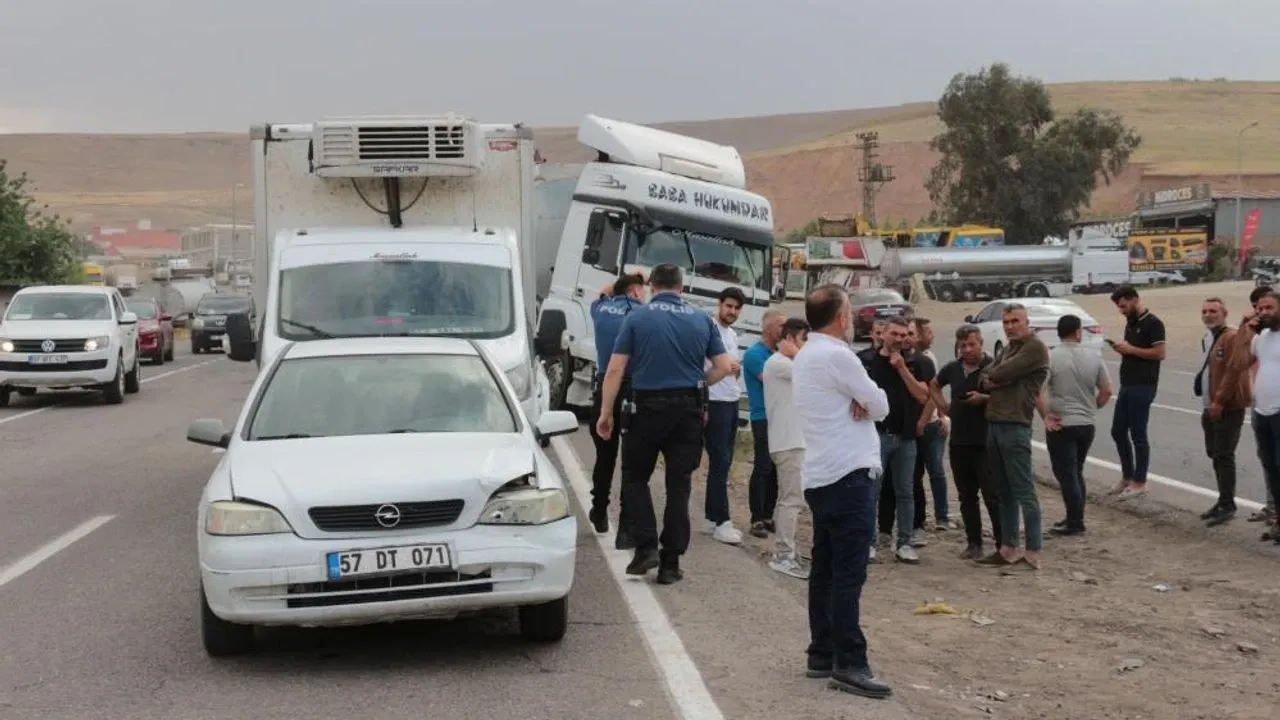 Zincirleme Trafik Kazasında 2 Kamyon ve 4 Araba Kaza Yaptı.