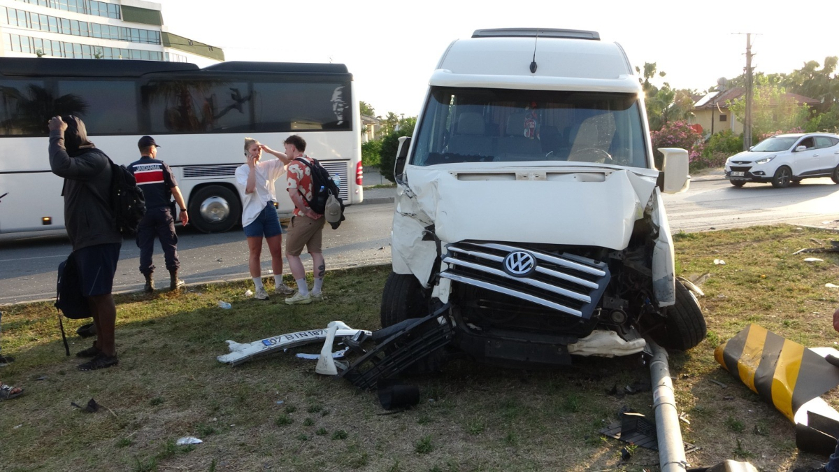 Antalya'da tur minibüsü kazasında 3 turist ve 4 kişi yaralandı.