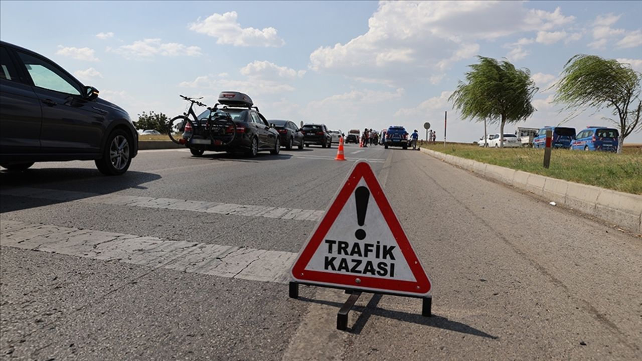 Çubuk'ta Trafik Kazası: Orta Ayırıcıya Giren Araçta 2 Yaralı