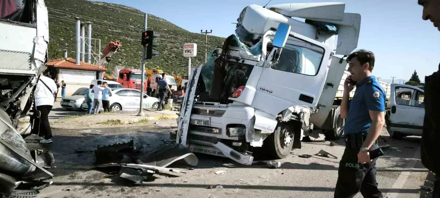 Denizli'de Kaza Sonucu 6 Kişi Yaralandı