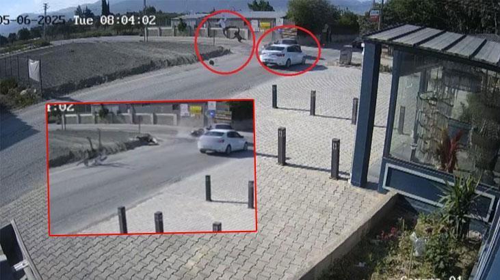 Hatay'da yaşanan trafik kazasının anı kamerada! İki kişi yüksekten fırladı.