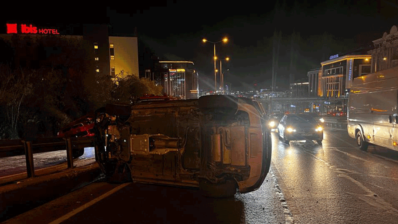 İstanbul'da üç araç çarpıştı: 2 kişi yaralandı.