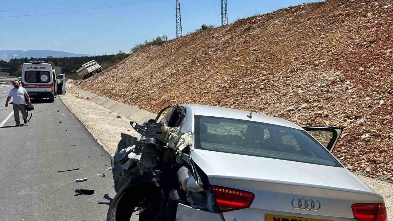 Bilecik'te Kaza: Kamyon, Duran Araçla Çarpıştı, 1 Kişi Yaralandı