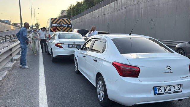 Kocaeli'de ardı ardına gelen trafik kazasında 3 kişi yaralandı.