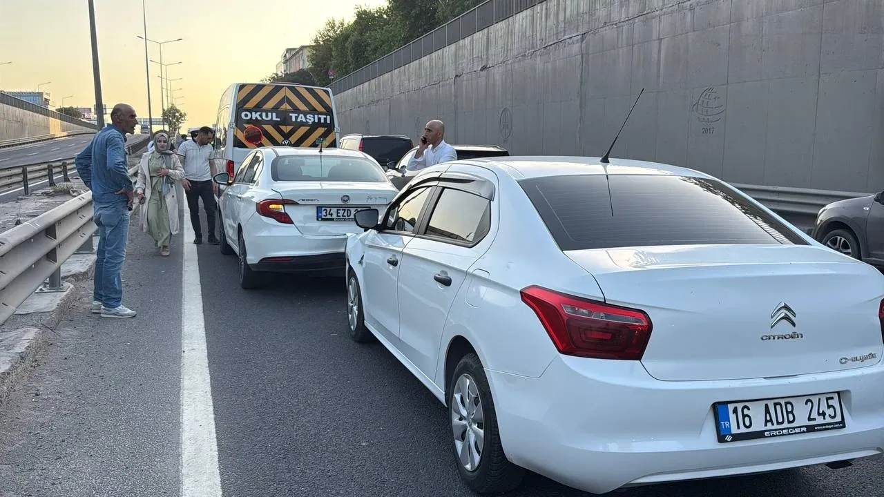 Kocaeli'de üç kişi trafik kazasında yaralandı.