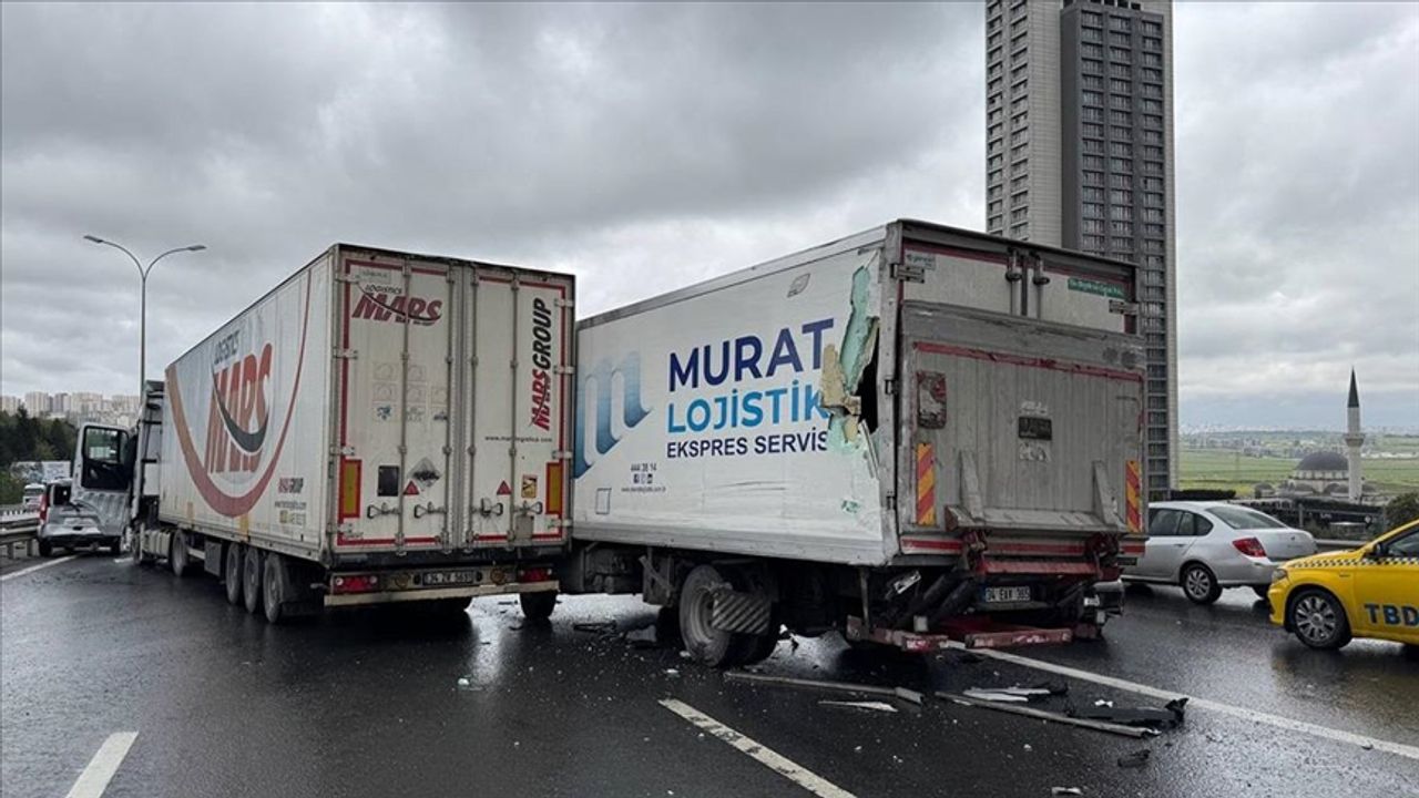 Avcılar'da art arda trafik kazası yol akışını durdurdu.