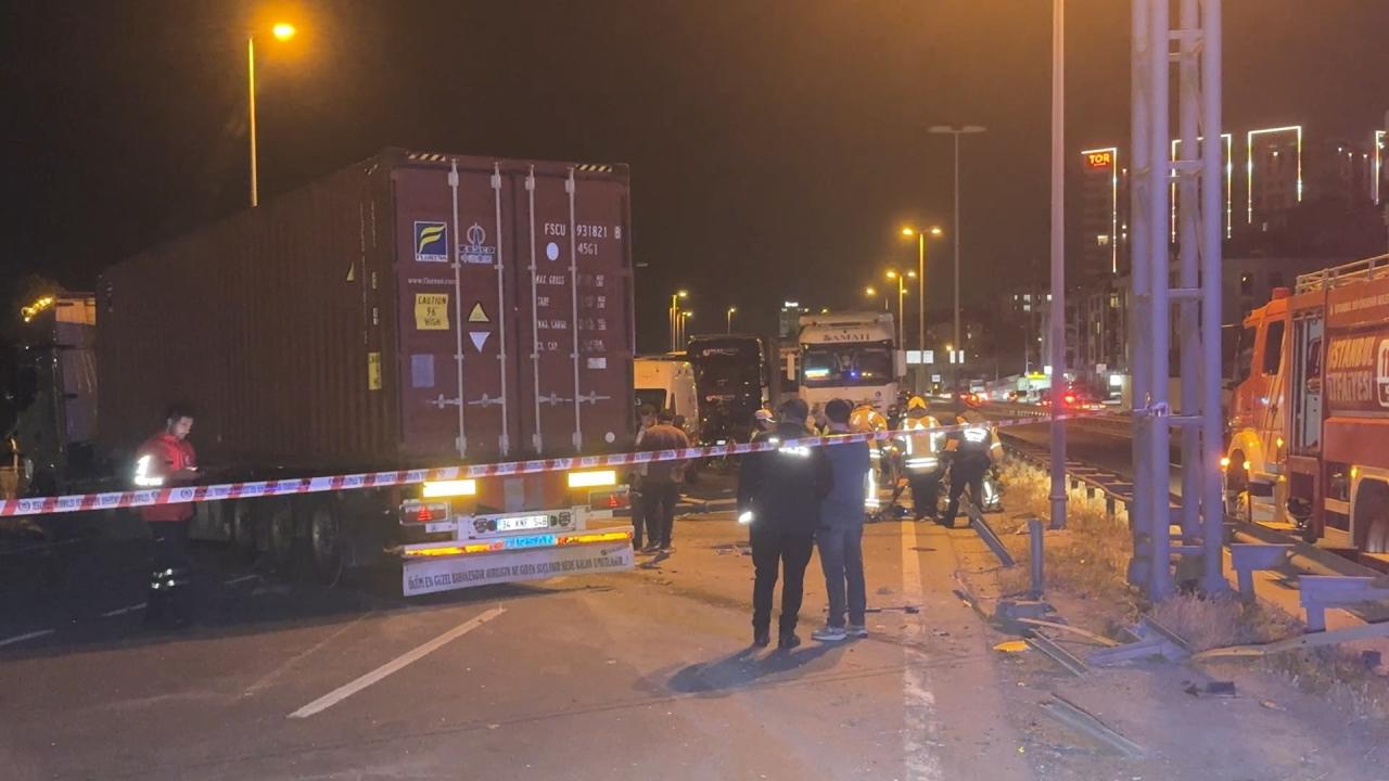 Beylikdüzü'nde meydana gelen kazada bir kişi hayatını kaybetti, iki kişi de yaralandı.