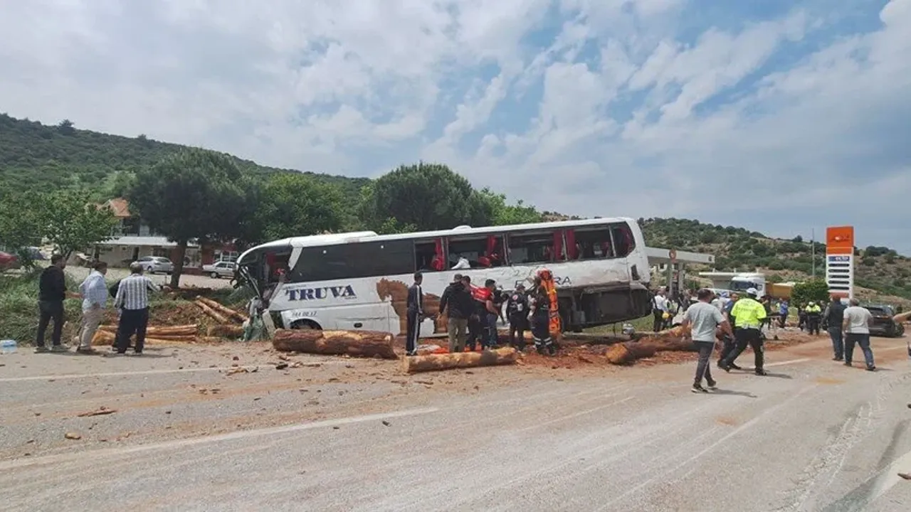 Çanakkale'de ardışık kaza: 6 kişi öldü, çok sayıda yaralı var.