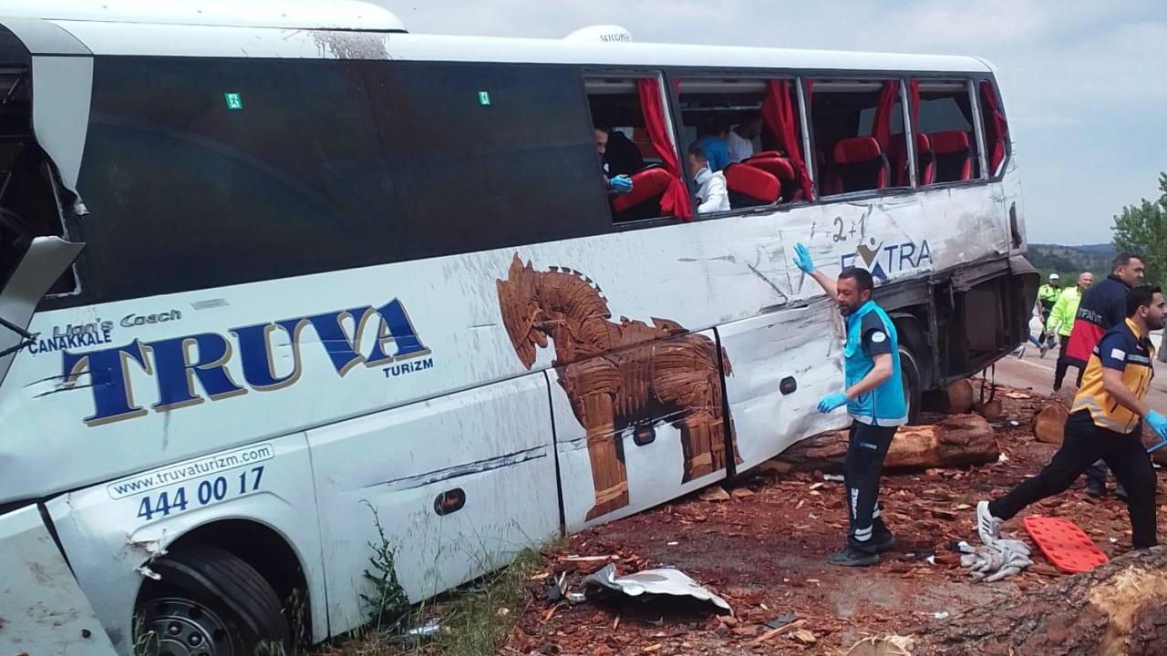 Çanakkale'de ardışık kazada 8 kişi hayatını kaybetti, 20 kişi yaralandı.
