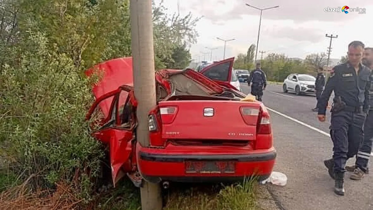 Elazığ'da Trafik Kazası: Araç Elektrik Direğine Çarptı!
